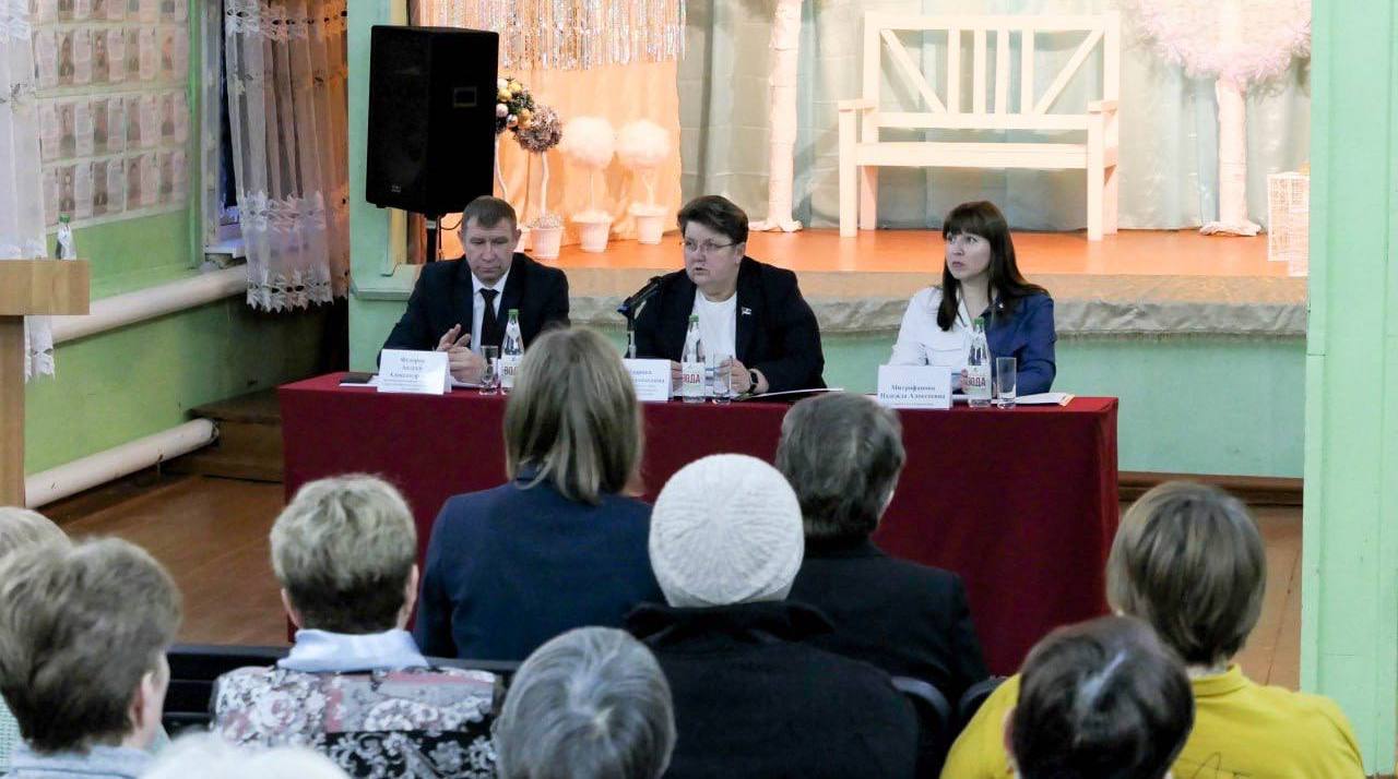 Саратовские чиновники вместе с сельчанами наметили план ремонта дорог на 2026 год